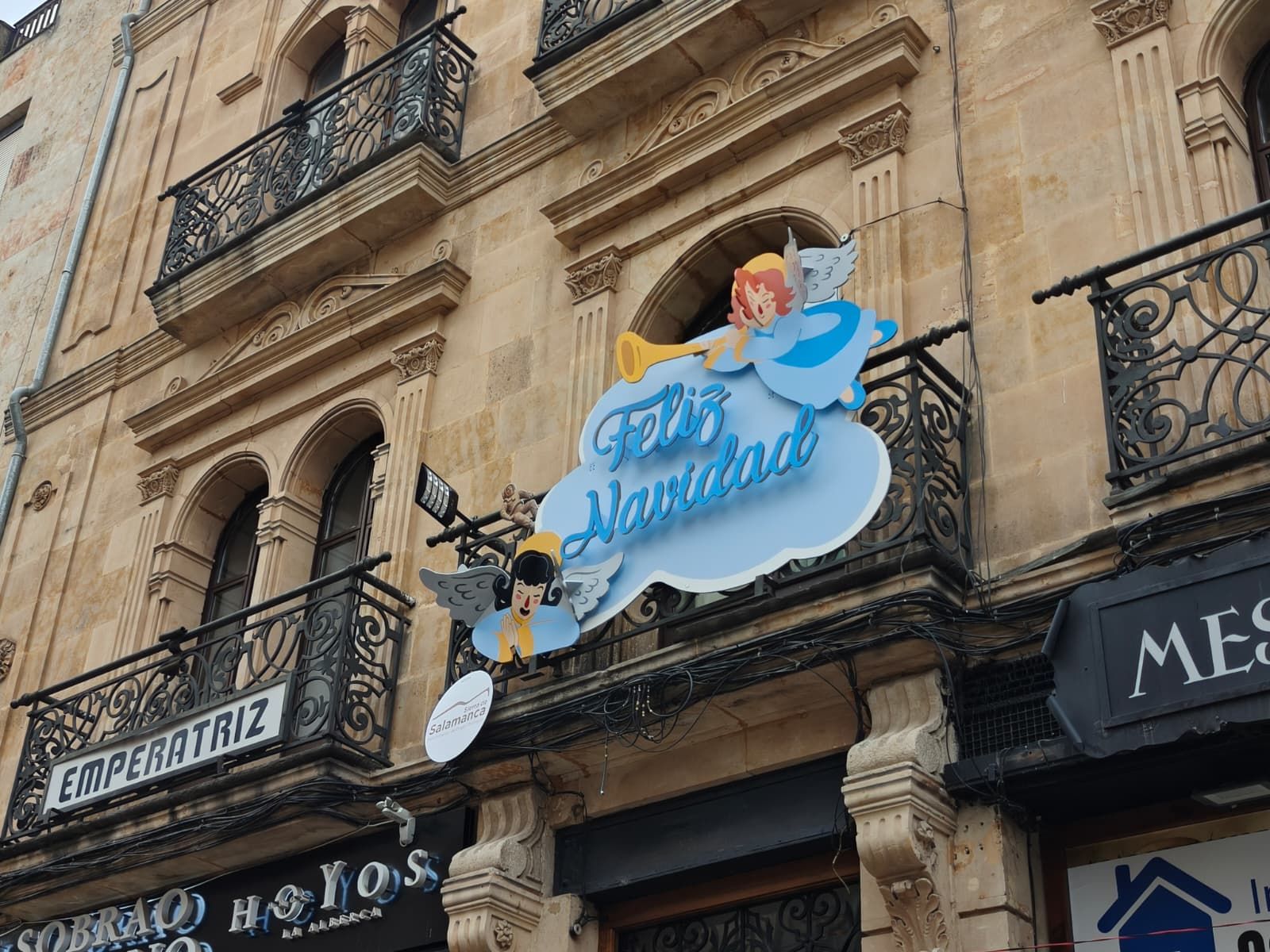 El Ayuntamiento de Salamanca potencia el comercio local de la Rúa con decoración en sus balcones