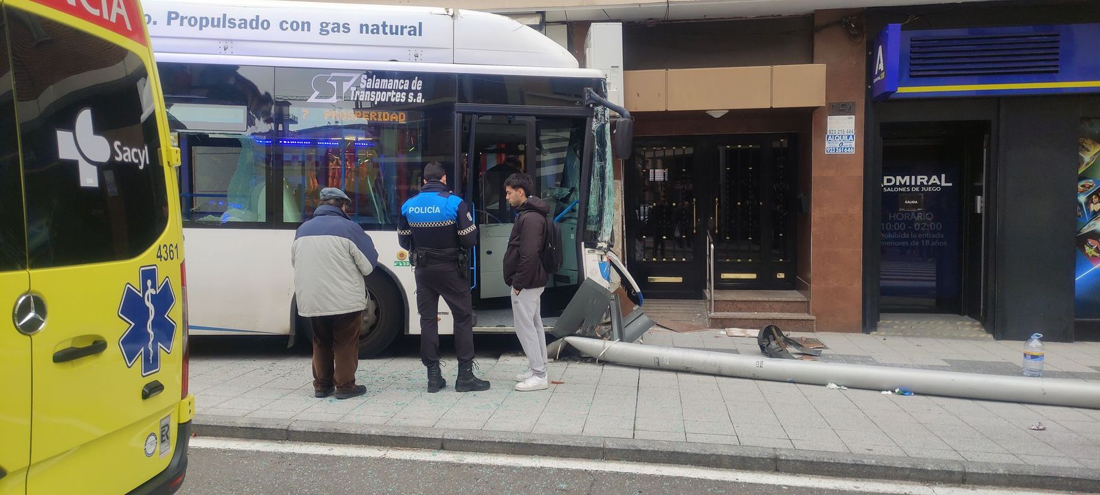 El choque de un autobús contra un edificio de la avenida Portugal deja al menos cuatro heridos