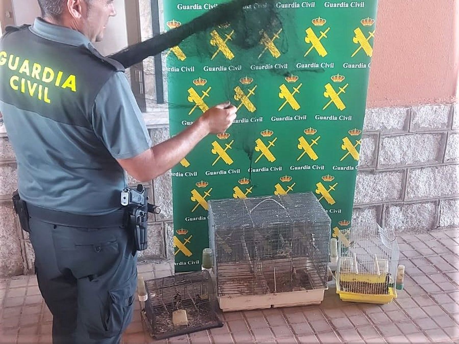 Jaulas y artes prohibidas halladas por la Guardia Civil