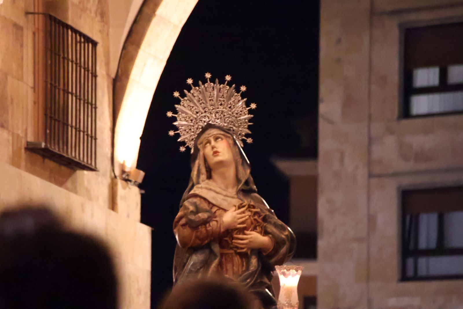 Emotivo desfile por el centenario de Seráfica Hermandad de Nazarenos con gran presencia de niños