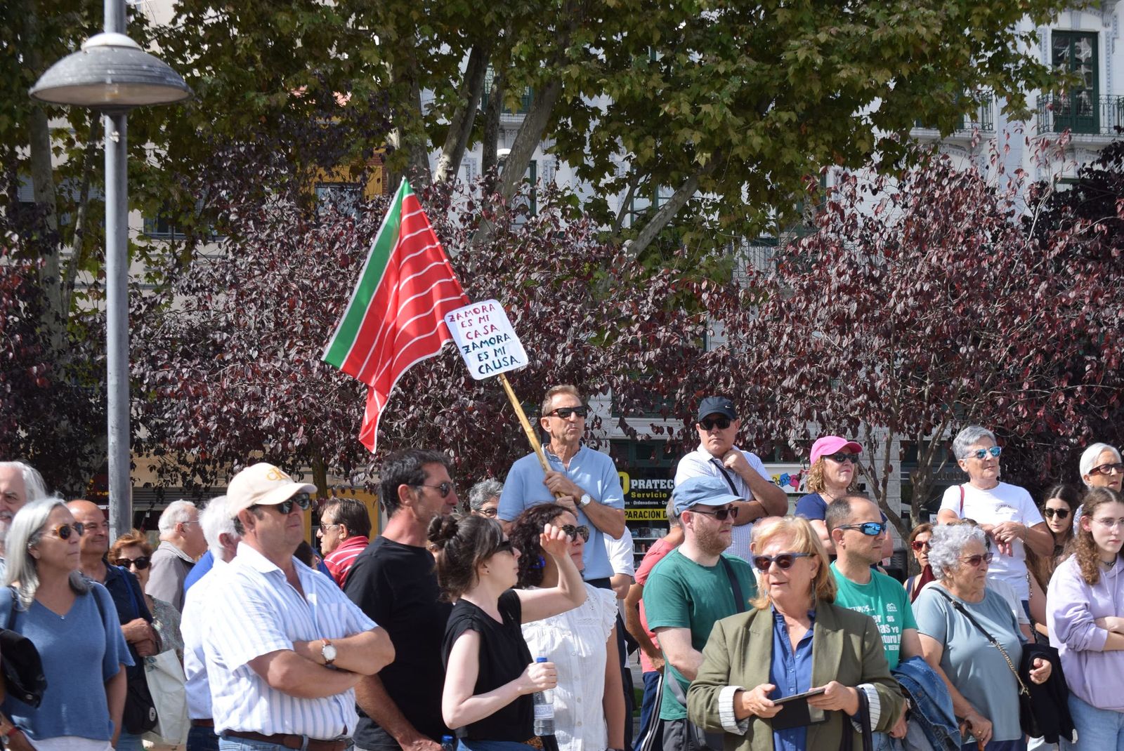 Concentración para reclamar "respeto y justicia" para Zamora tras los incendios