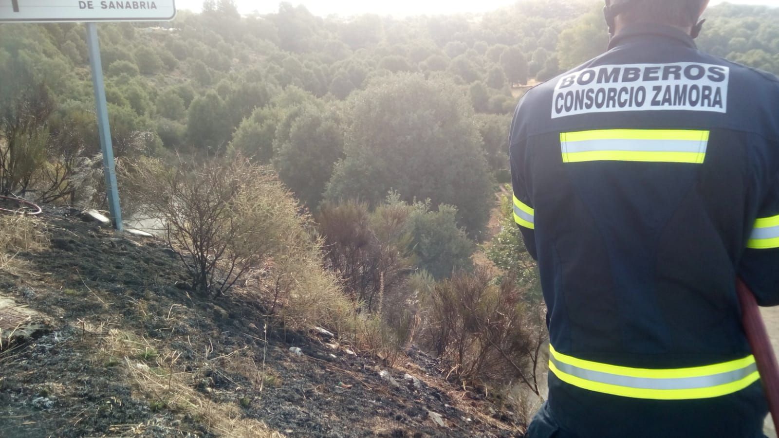 Un bombero del consorcio en el lugar del incendio