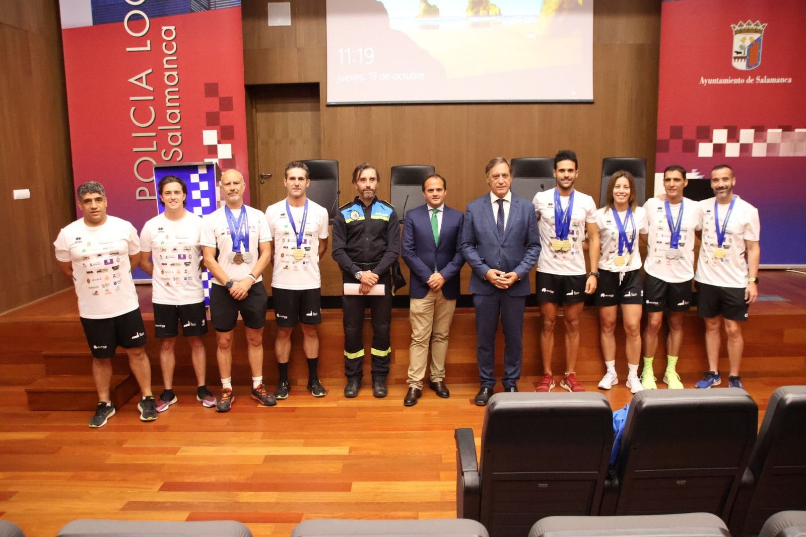 El alcalde de Salamanca, visita a los policías locales que obtuvieron una medalla en los Juegos Europeos de Policías y Bomberos