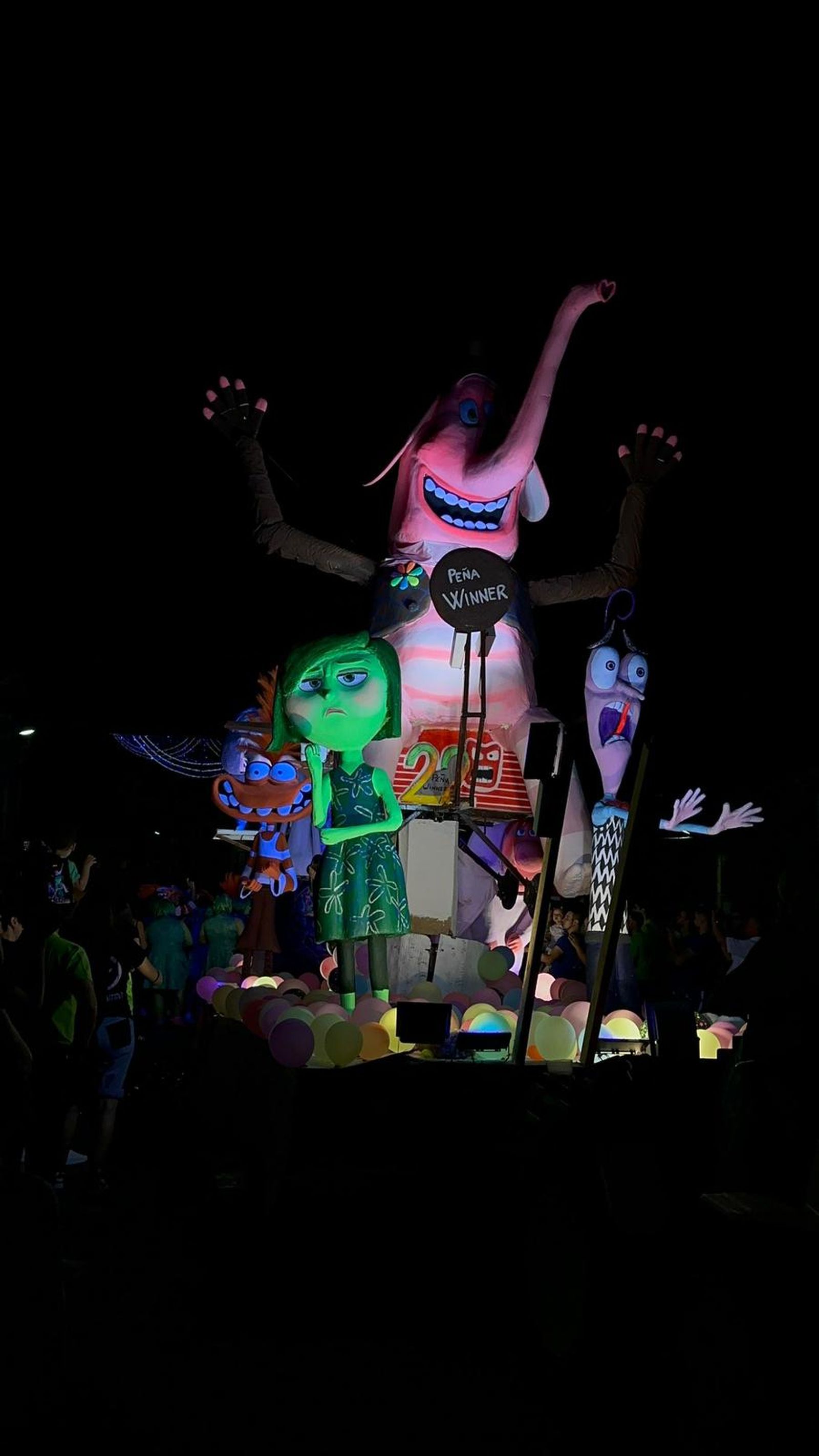 El desfile de carrozas de Aldeadávila vuelve a llenar de luz y color las calles en sus fiestas