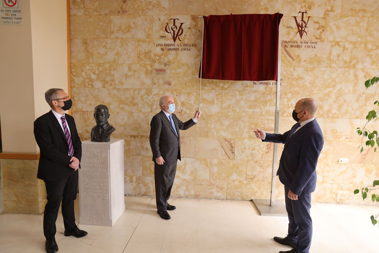 El director de la RAE descubrió un Vítor conmemorativo y participó en un acto académico con la asistencia del rector, Ricardo Rivero, y el decano, Fernando Carbajo