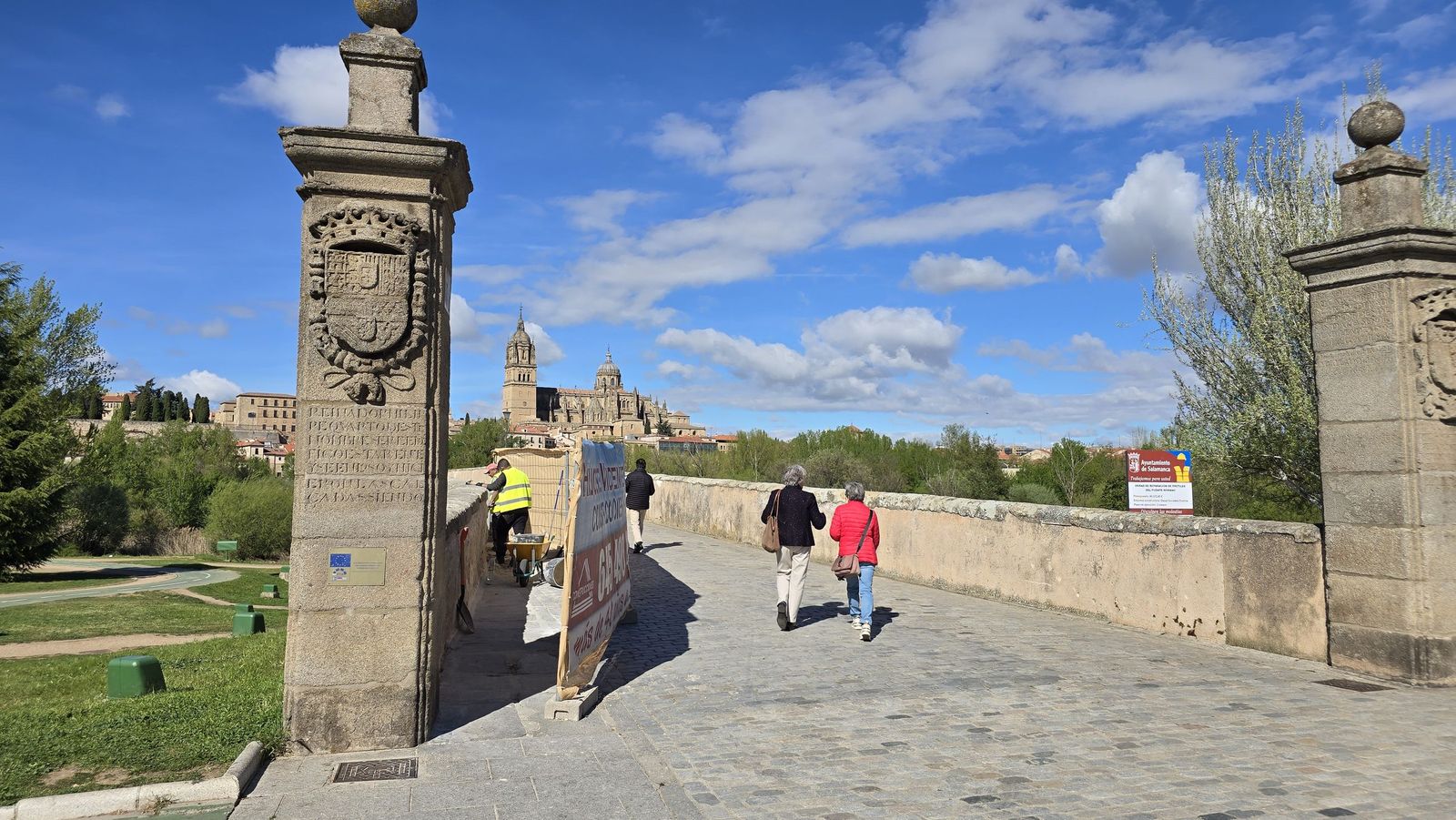 Comienzas las obras para reparar los pretiles del Puente Romano