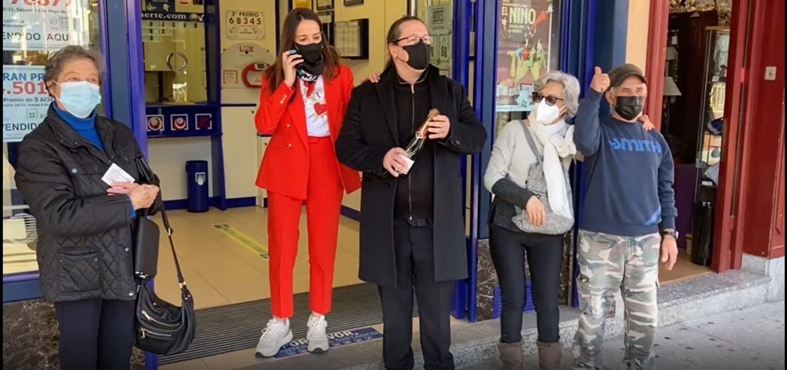 Los afortunados agraciados con el Quinto Premio lo celebran en Peñaranda