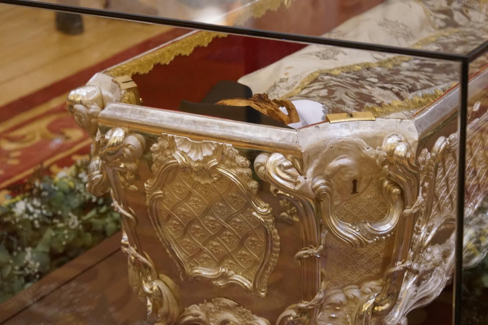 apertura-de-la-basilica-de-la-anunciacion-para-venerar-el-cuerpo-de-santa-teresa-en-alba-de-tormes-fotos-juanes-17