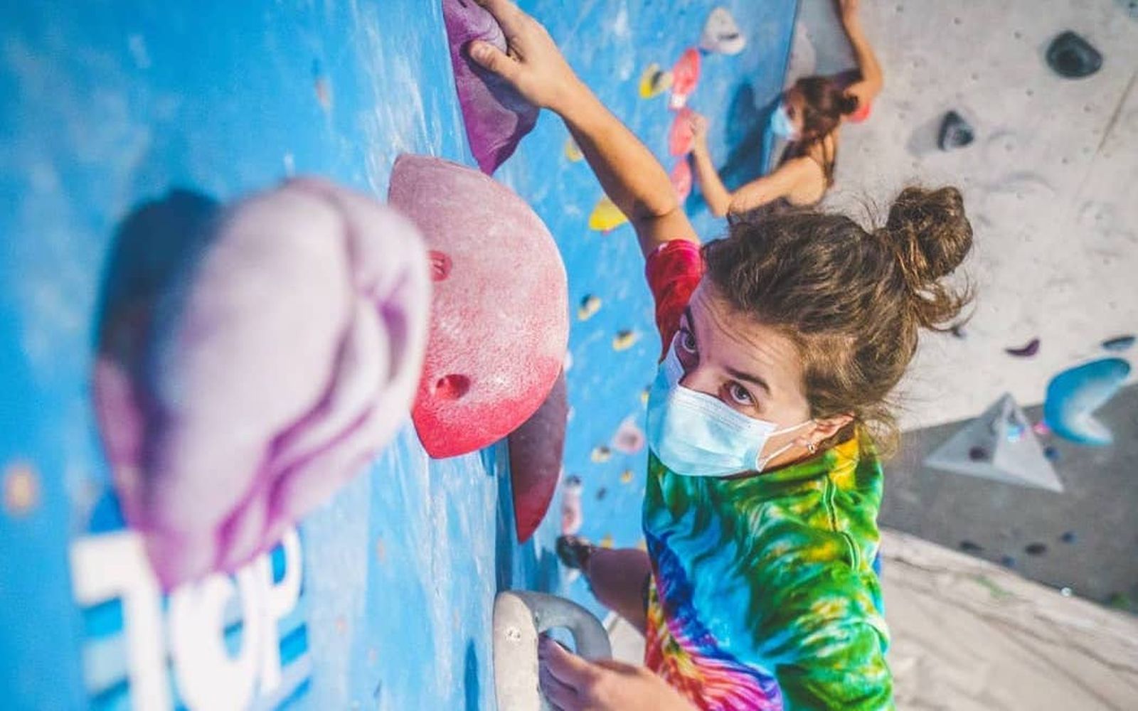 Una escaladora del Rocódromo La Ola.