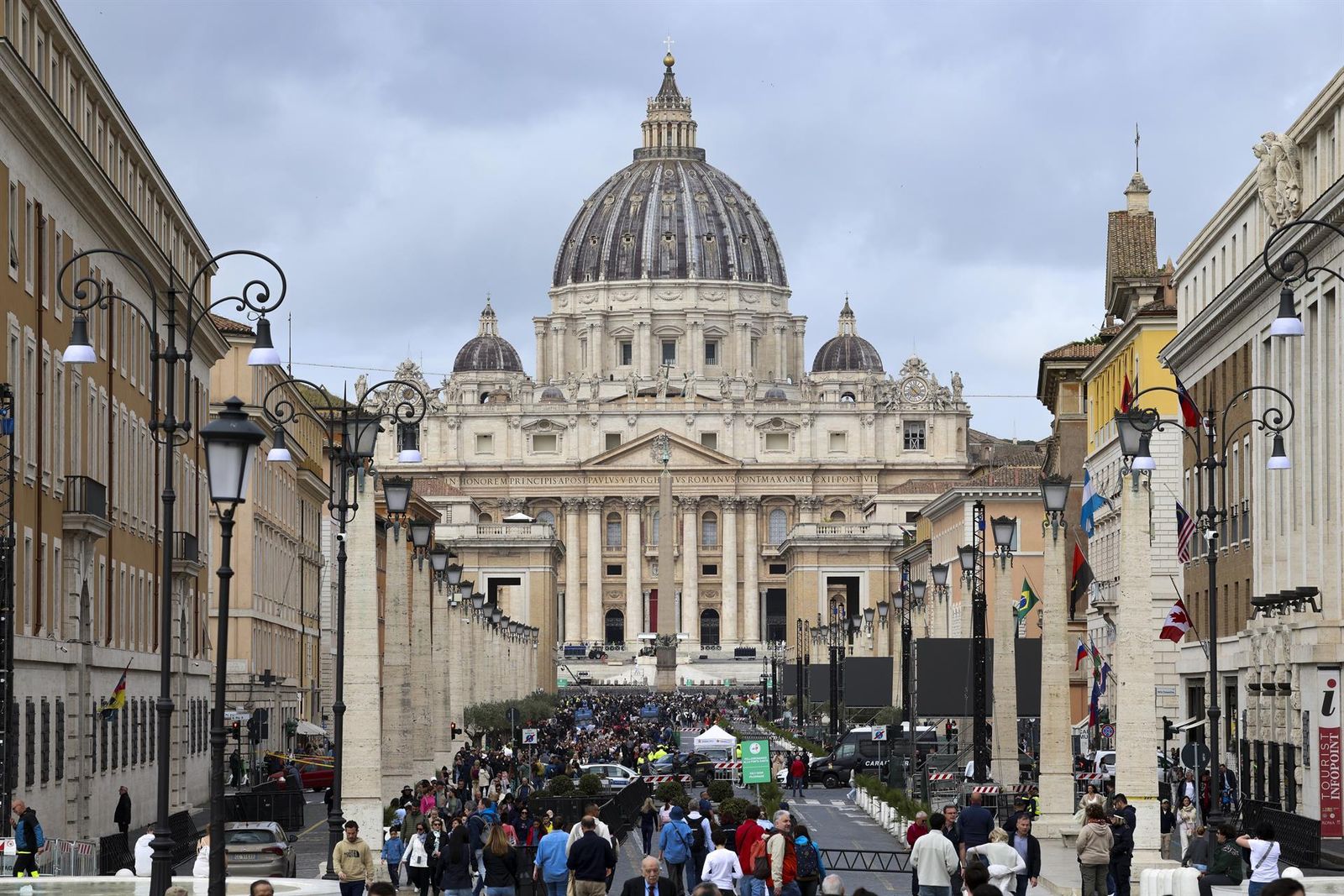 24 April 2025, Vatican, Vatican City People queue to pay respects as the body of Pope Francis lies in state inside St. Peter's Basilica. - Christoph Reichwein dpa