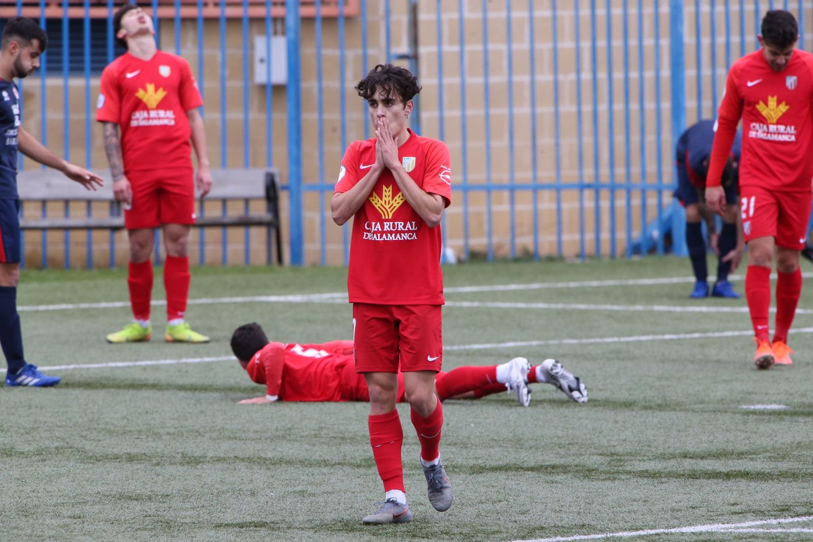 Martiña se lamenta de una ocasión ante el Atlético Bembibre.