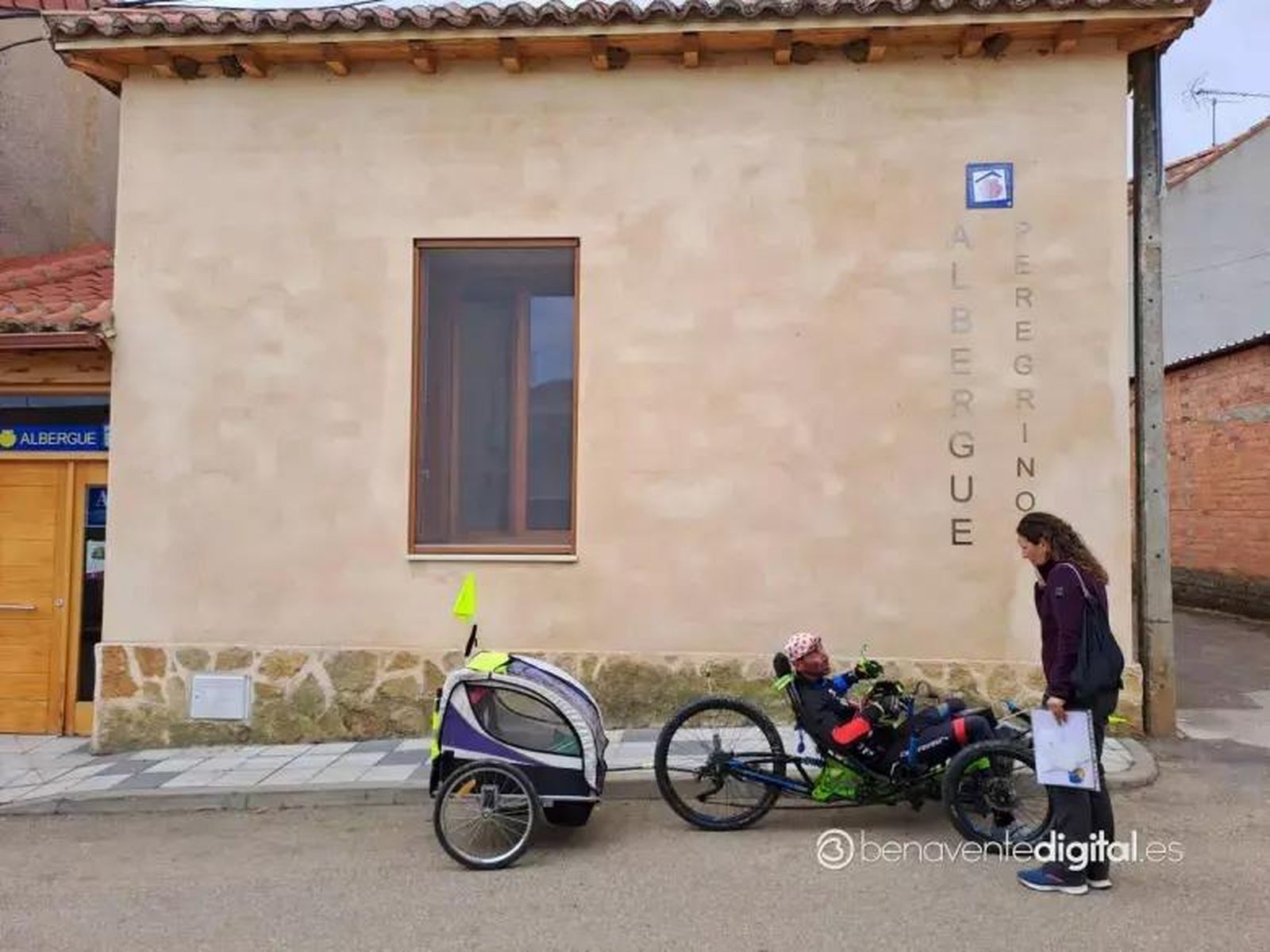 José Manuel Flores realiza con gran esfuerzo en una bici adaptada los 900 kilómetros que separan su localidad natal de Santiago