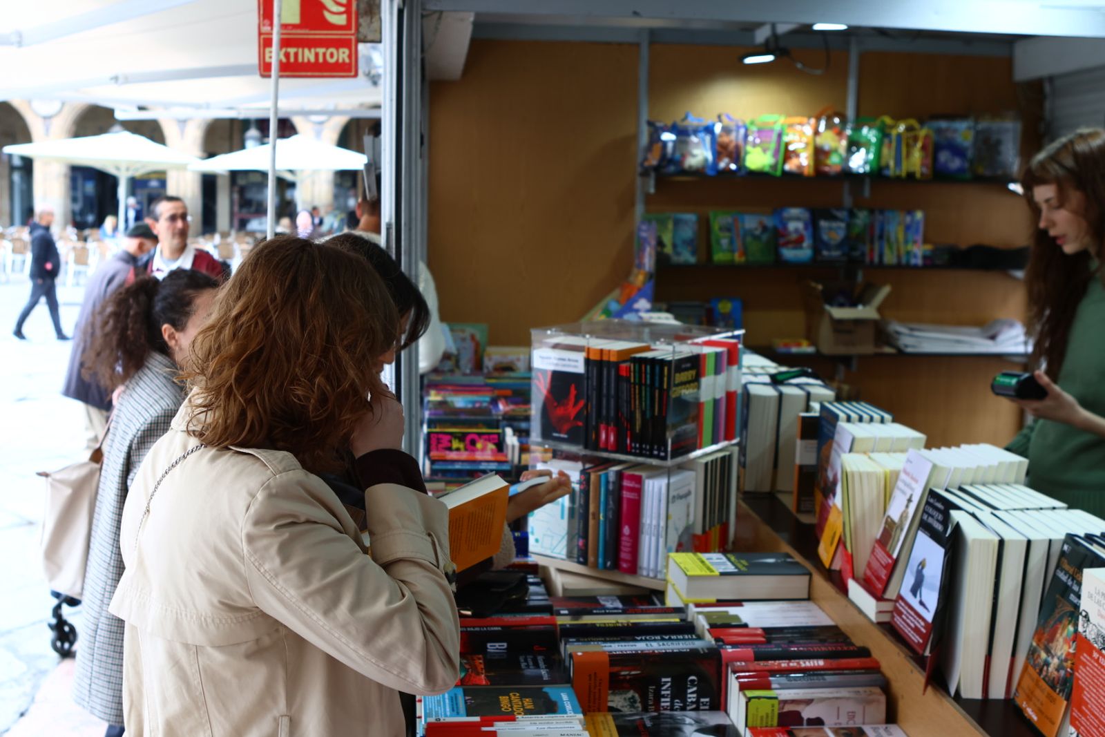 Feria municipal del libro en la Plaza Mayor de Salamanca