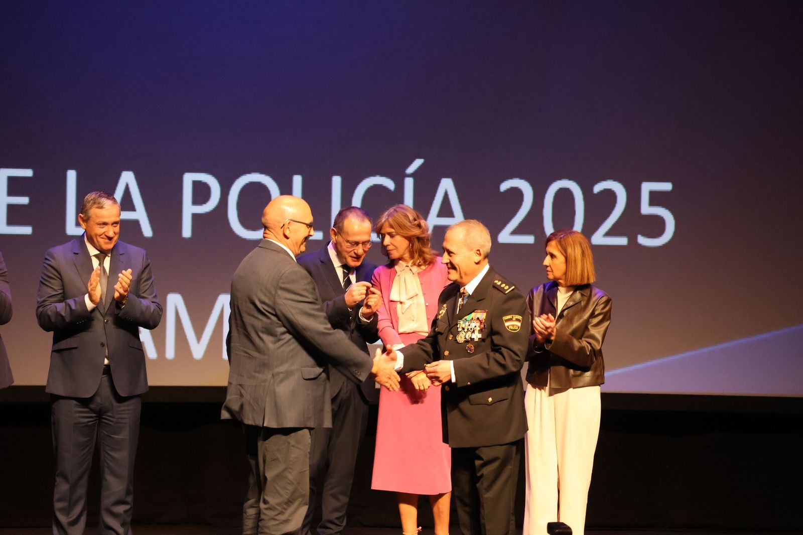 Ceremonia de imposición de condecoraciones a miembros de la Policía Nacional en honor a los Santos Ángeles Custodios