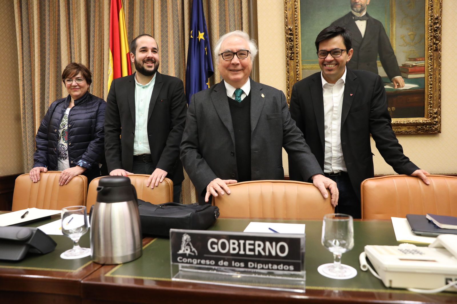 El ministro de Universidades, Manuel Castells  y el secretario primero del Congreso por en Comú Podem,  Gerardo Pisarello a su llegada a la Comisión de Ciencia, Innovación y Universidades del Congr