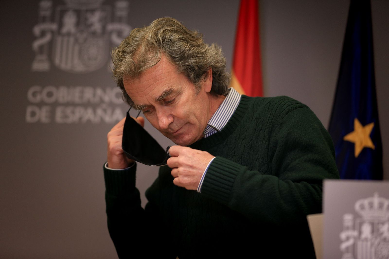 El director del Centro de Coordinación de Alertas y Emergencias Sanitarias (CCAES), Fernando Simón se quita la mascarilla durante una rueda de prensa convocada ante los medios de comunicación