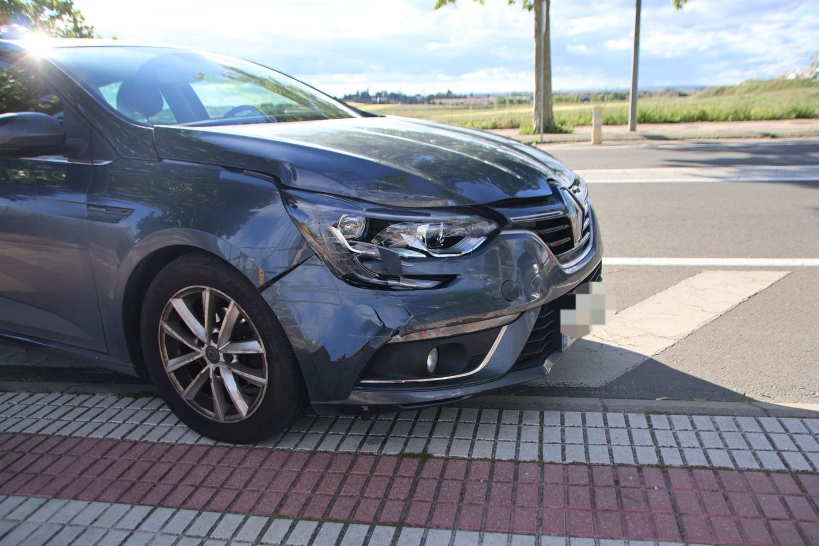 Accidente entre tres turismos en la avenida de San Agustín con tres personas heridas