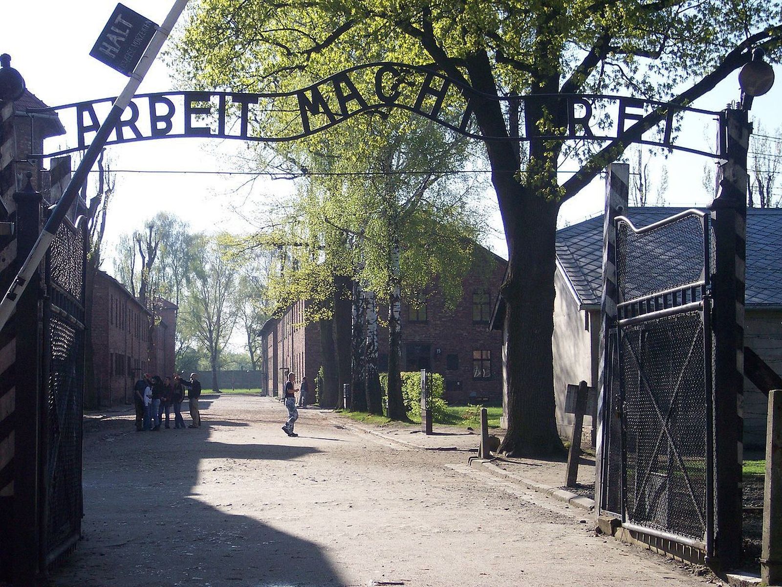 1280px Entrance Auschwitz I