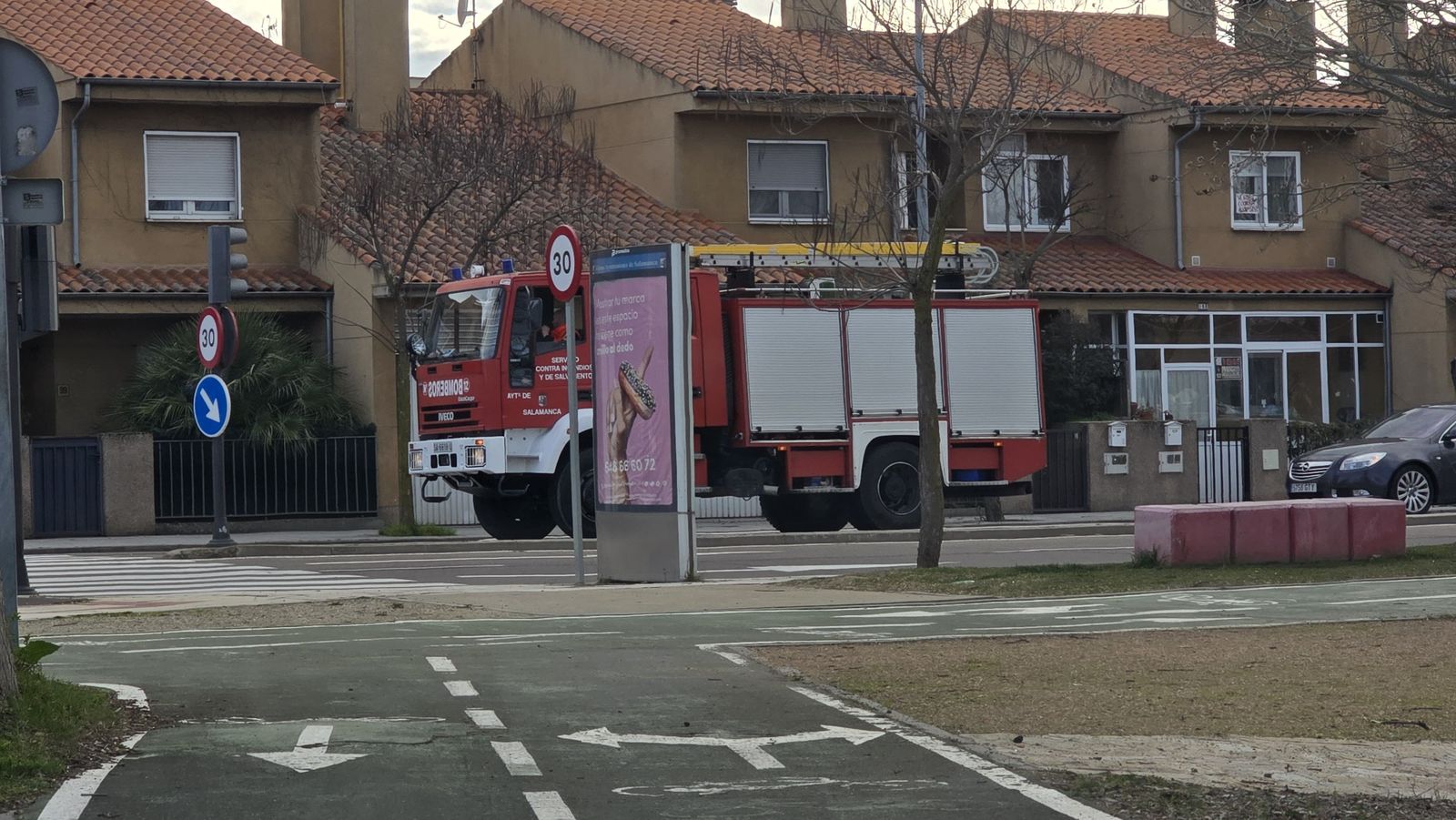 Movilización de los bomberos de Salamanca, la Policía Local y Nacional por un incendio en la Terminal de Renfe de Tejares