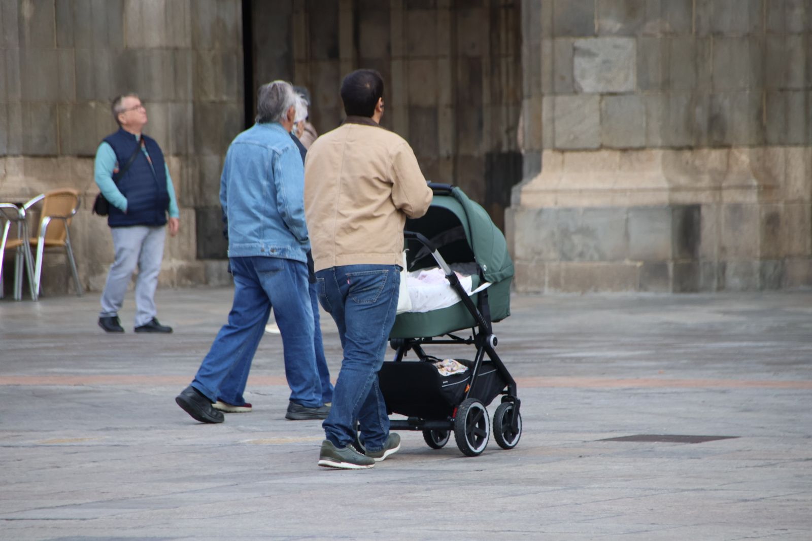 Gente paseando con carrito de bebé