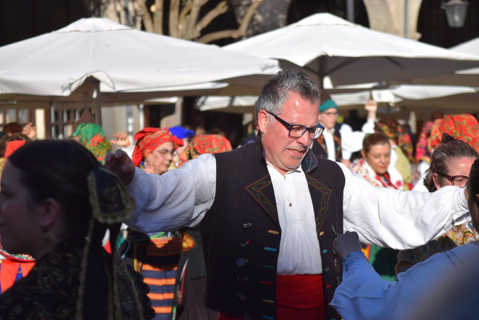 dona-urraca-celebra-en-la-plaza-mayor-el-dia-de-la-danza-7