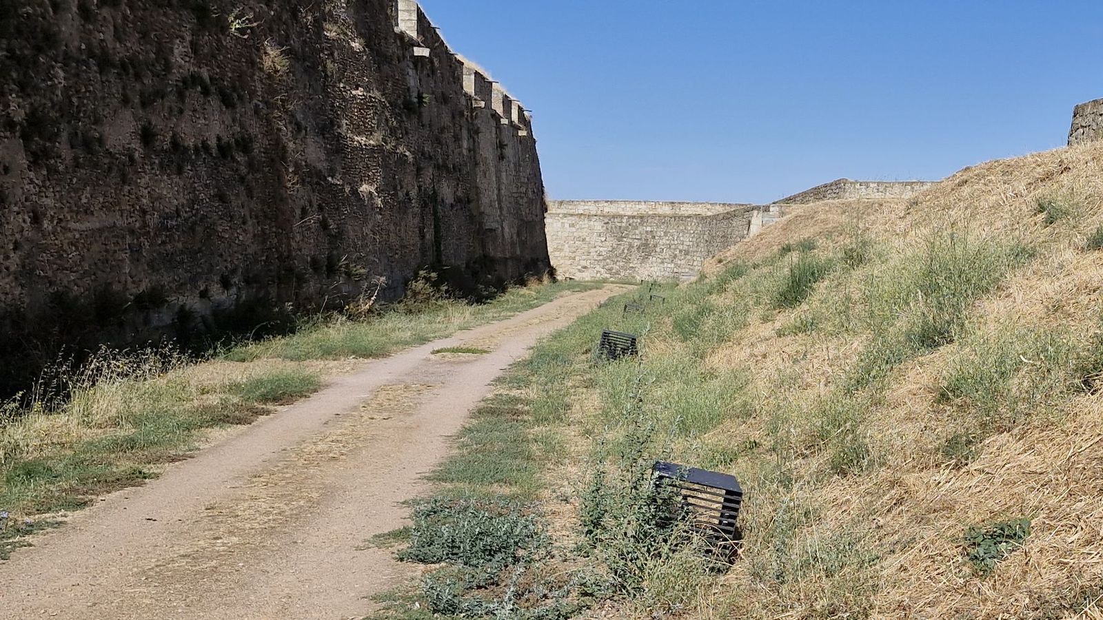 Residuos en la zona de la muralla