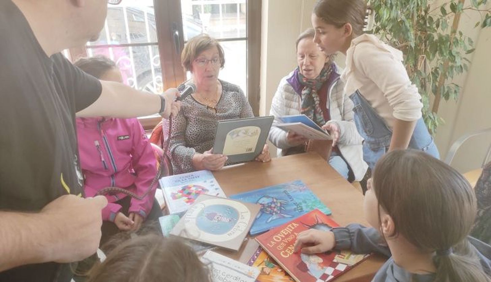 Actividad intergeneracional Semana del Libro Carbajosa (8)