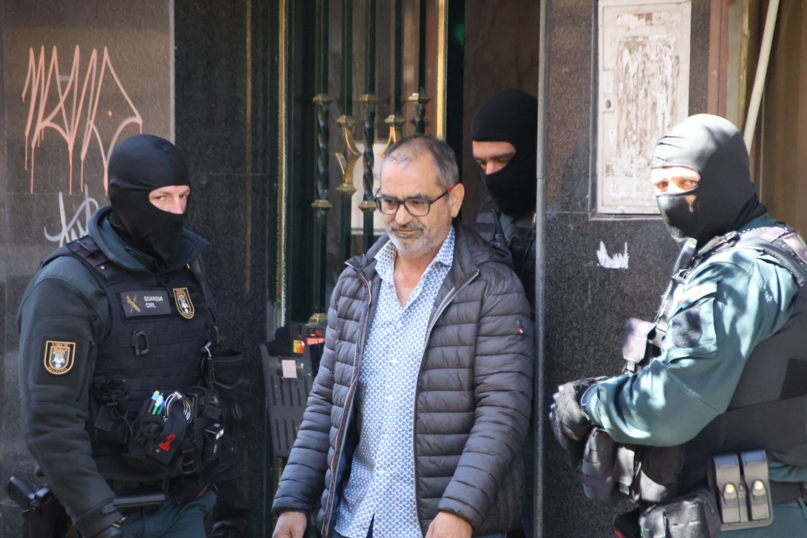 Detención del exalcalde de Trabanca en una redada de la Guardia Civil en la calle Alfonso de Castro