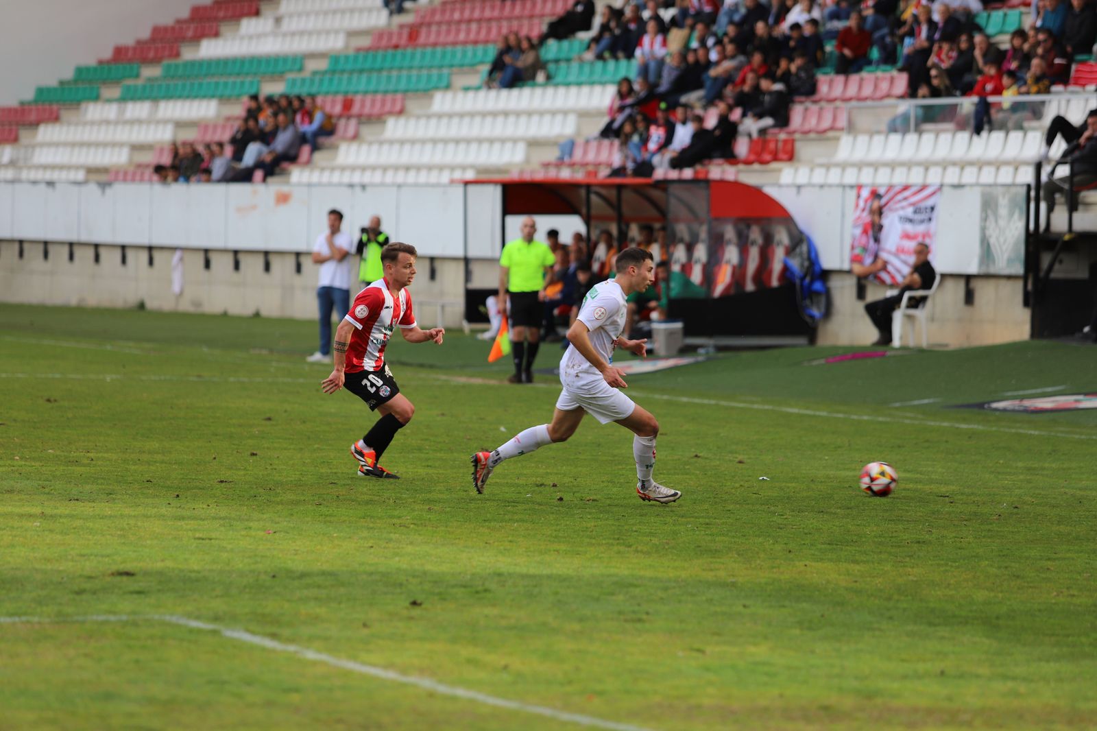 Roger Marcé disputa un balón en el Zamora CF - Racing Villalbés. Fotos: María Lorenzo.