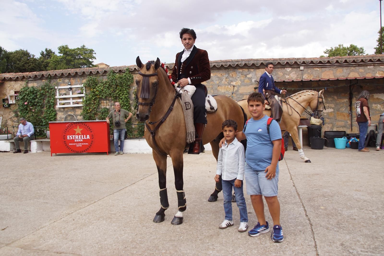 Expectación por ver los caballos de rejoneo en La Glorieta: imágenes del ambiente en los tendidos y en el patio de cuadrillas