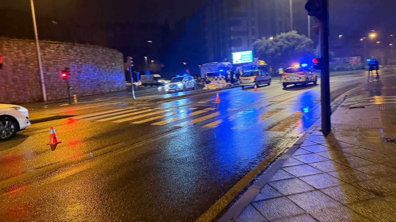 Cortados tres carriles de la Vía Helmántica tras caer la carga de un tráiler