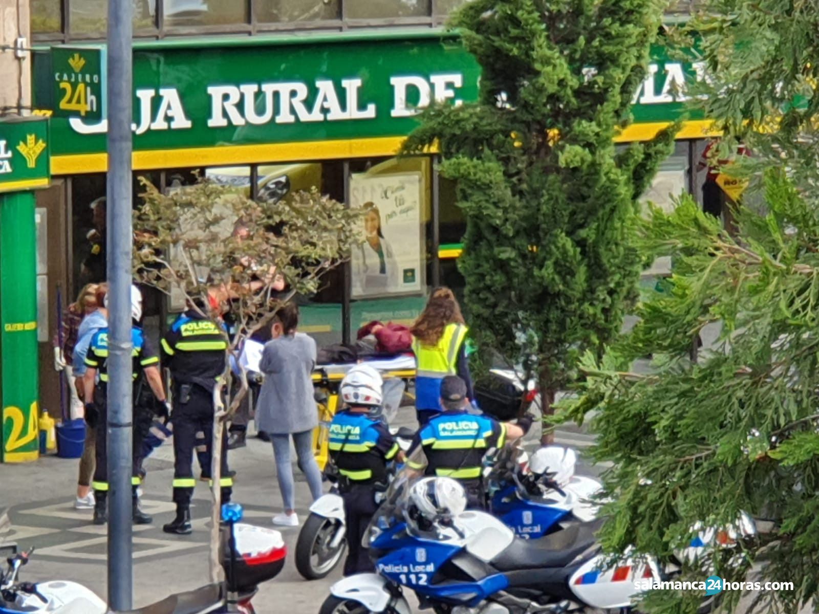 Policía con indigente en cajero de Caja Rural 4