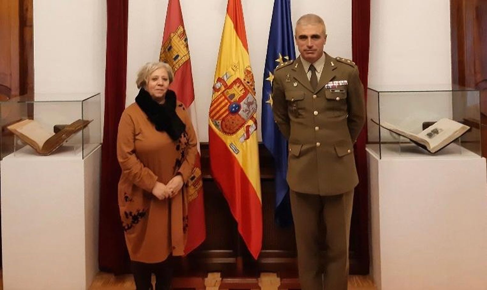 La subdelegada del Gobierno recibe al coronel Ignacio Javier García López al dejar el mando del REI 11