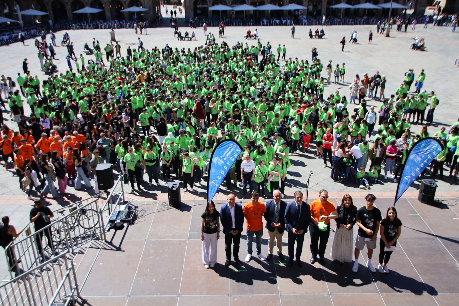 El alcalde de Salamanca, Carlos García Carbayo, participa en el Día de la Educación Física en la calle