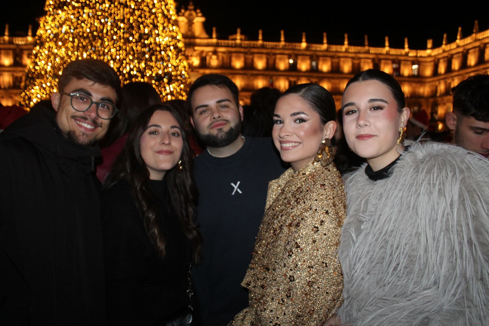 Miles de personas disfrutan de las campanadas y la fiesta del Fin de Año Universitario