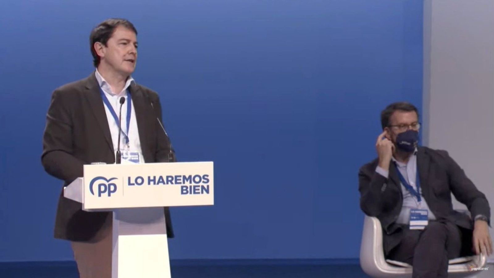 Alfonso Fernández Mañueco, junto a Alberto Núñez Feijóo, durante su intervención en el Congreso Nacional del PP en Sevilla.   EP.