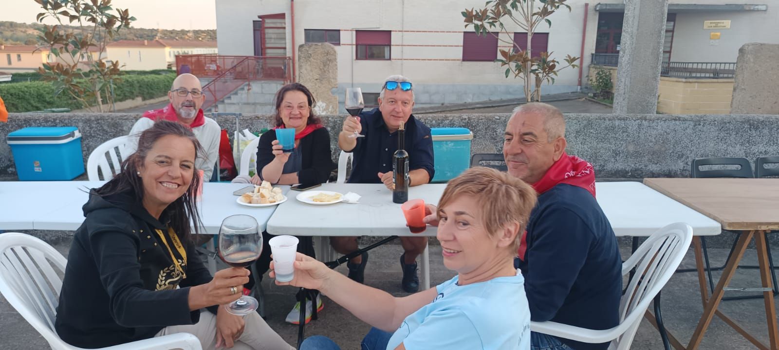 Los vecinos de Pereña de la Ribera se van de cena popular