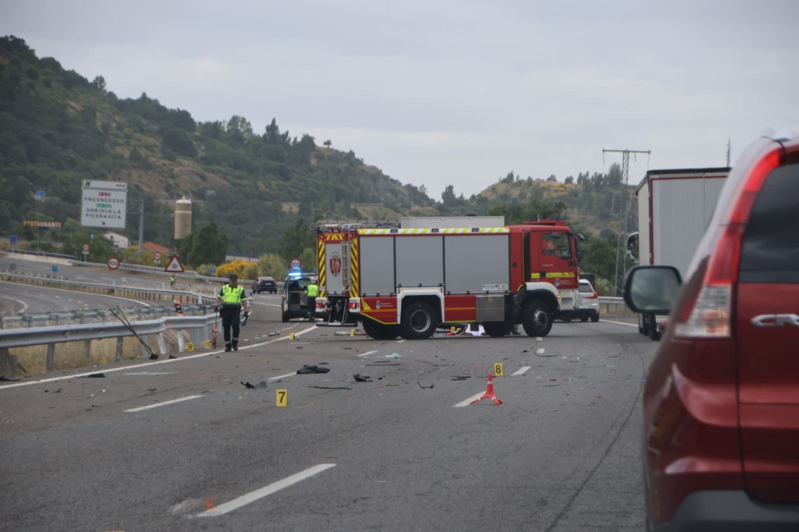 Accidente mortal entre un coche y un camión en el puerto de Vallejera. Foto Andrea M. Accidente mortal entre un coche y un camión en el puerto de Vallejera. Foto Andrea M.