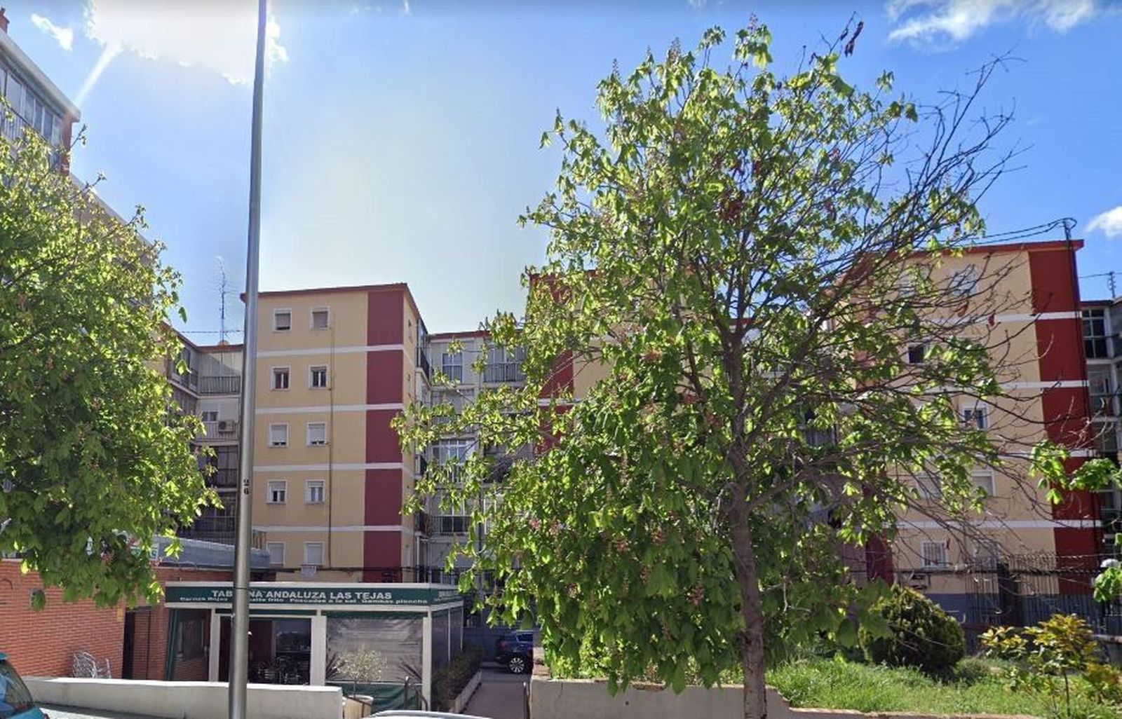 Edificio en la que fue hallado el cadáver de un hombre, muerto desde hace unas semanas, y cuya parte de la pierna fue devorada por su perra