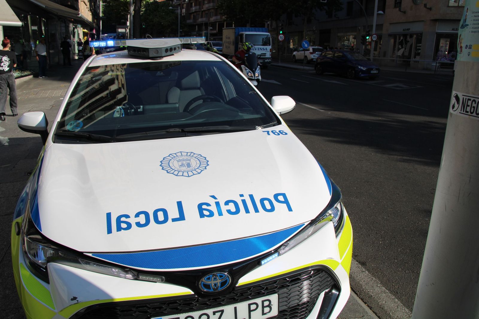 Tráfico denso en avenida de Mirat por un accidente entre una furgoneta y un turismo
