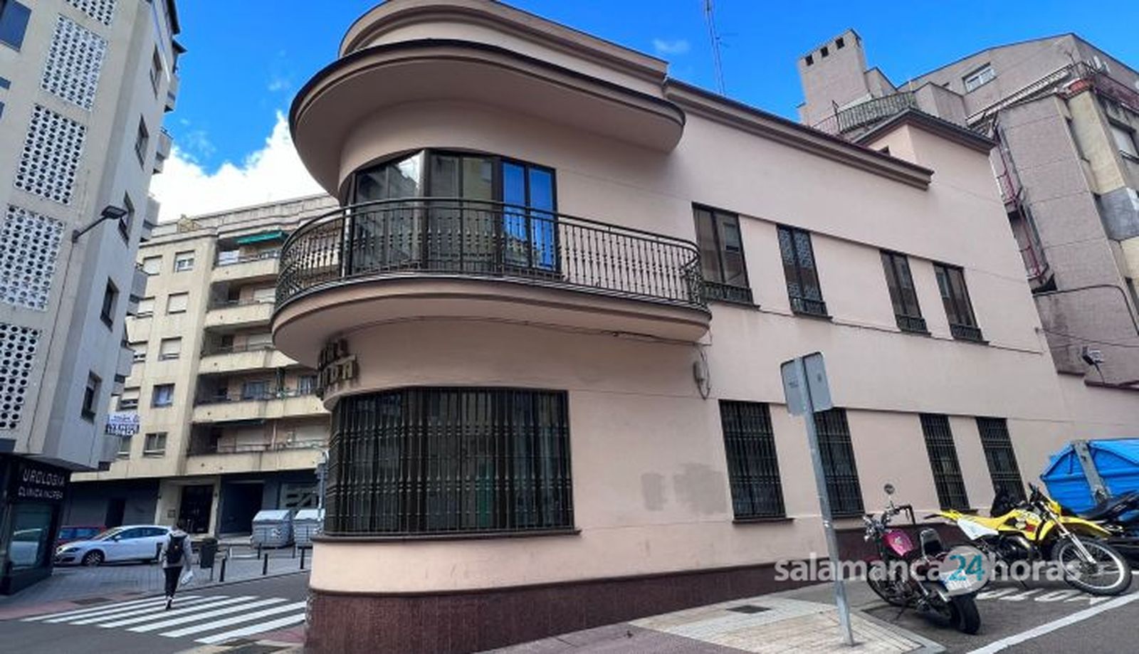 Edificio racionalista en el barrio del Oeste 
