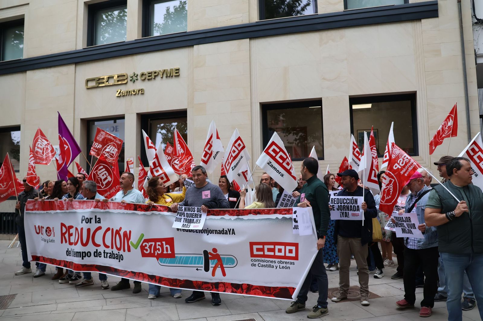 Concentración de los sindicatos por la reducción de jornada (7).JPG
