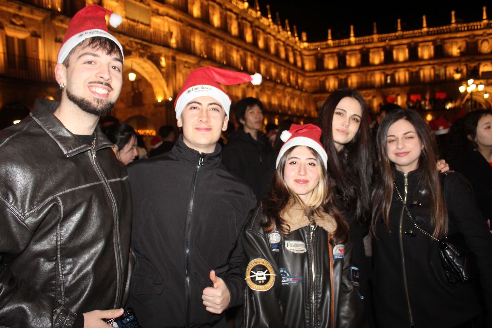 Centenares de personas disfrutan de las campanadas y la fiesta del Fin de Año Universitario