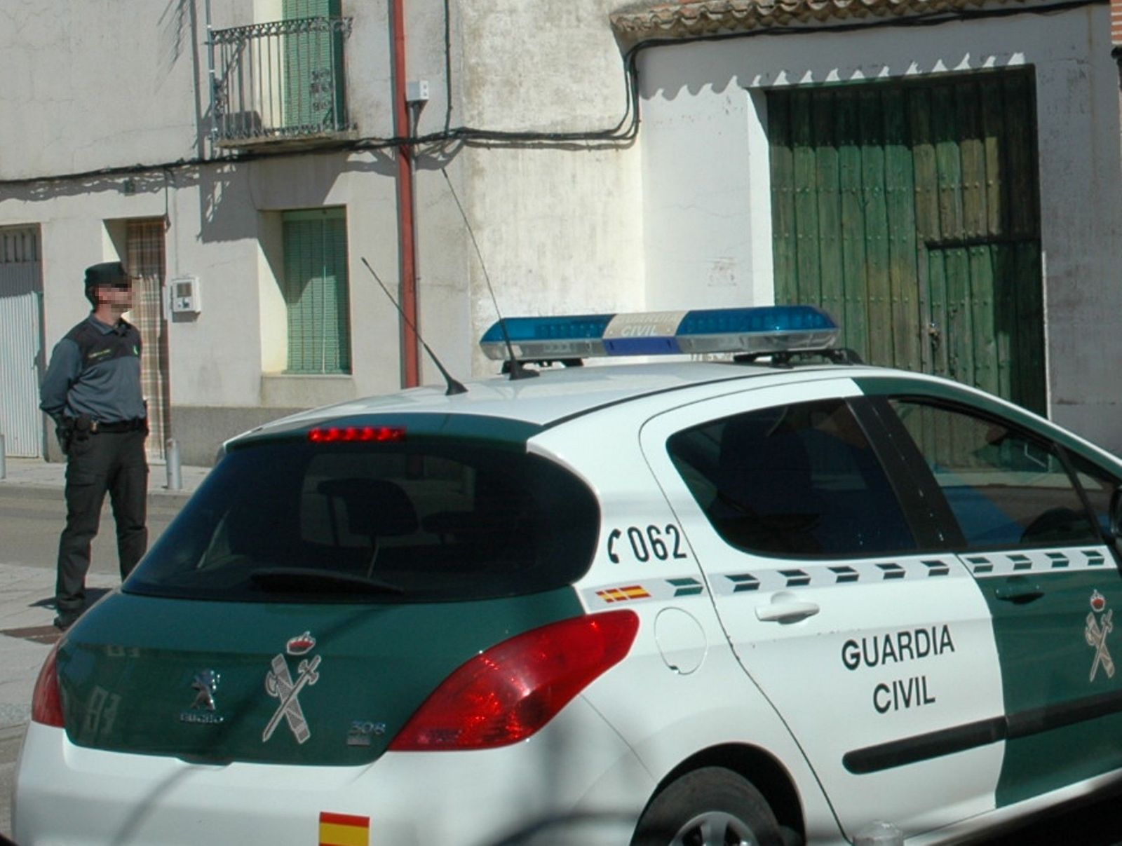 Agente de la Guardia Civil, junto a uno de sus vehículos. Archivo