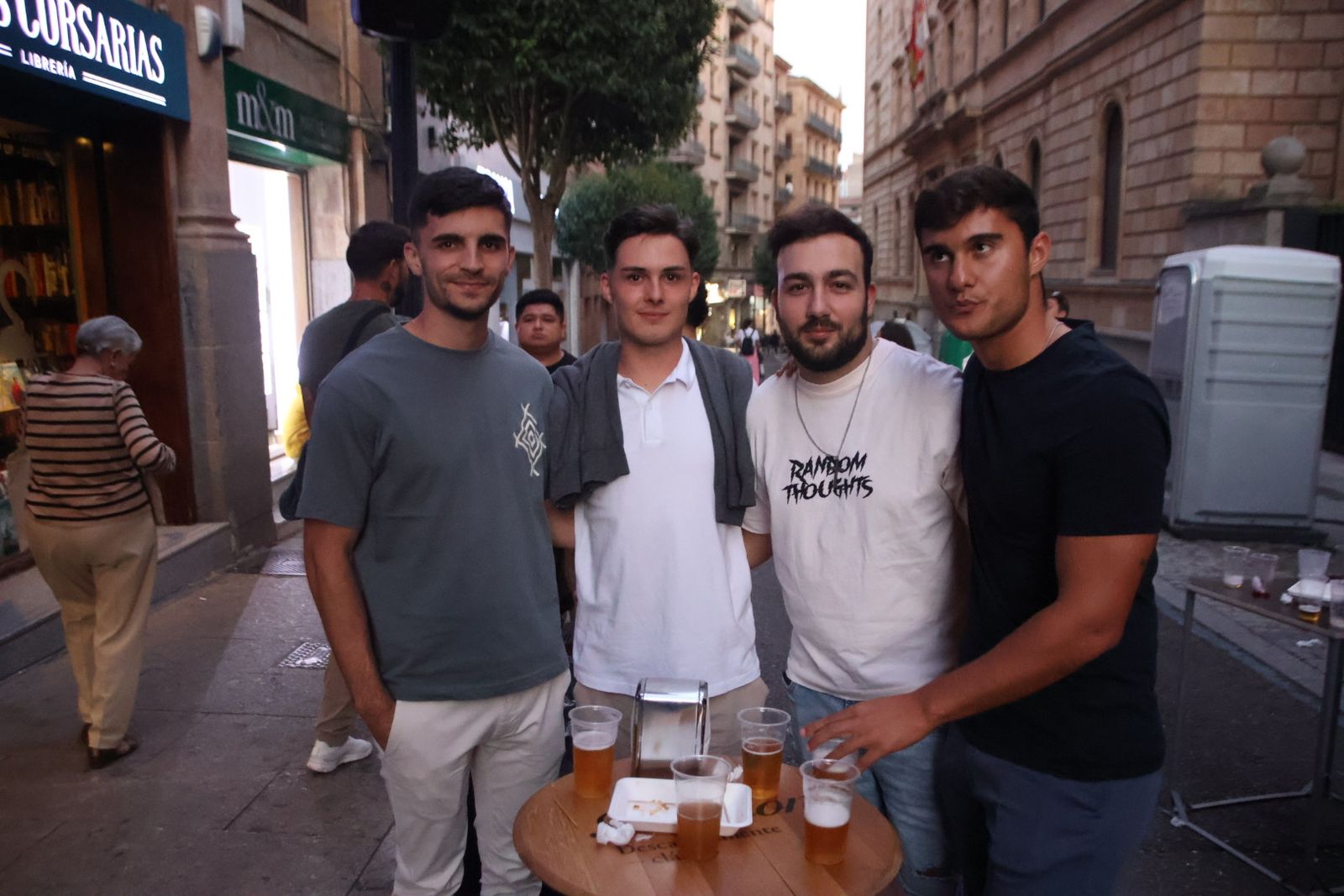 Ambiente de las casetas el  jueves por la tarde noche