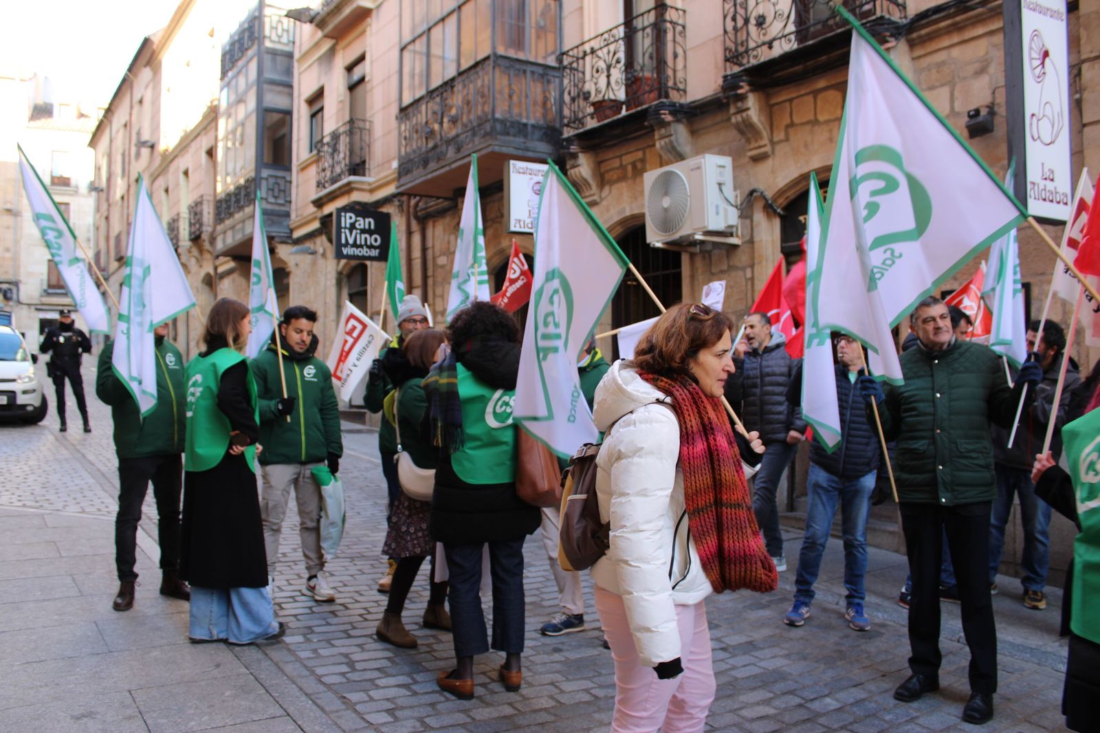 Los sindicatos se movilizan por tercera semana consecutiva para exigir un "salario digno" frente a la Diputación