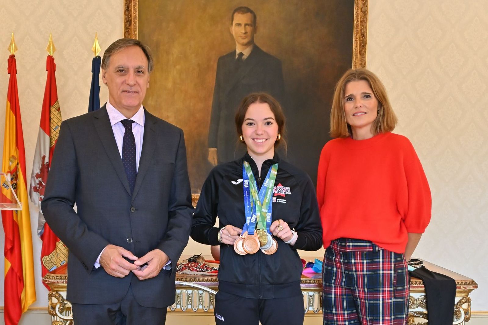 El alcalde de Salamanca, Carlos García Carbayo, junto a Carla Yáñez y la concejala de Deportes, Almudena Parres | Foto: Ayto Salamanca