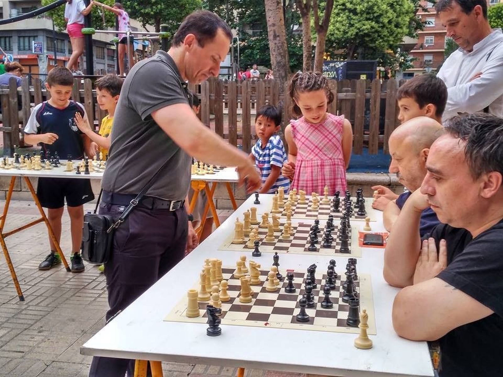 Nueva partida simultánea de ajedrez en la plaza Carmelitas