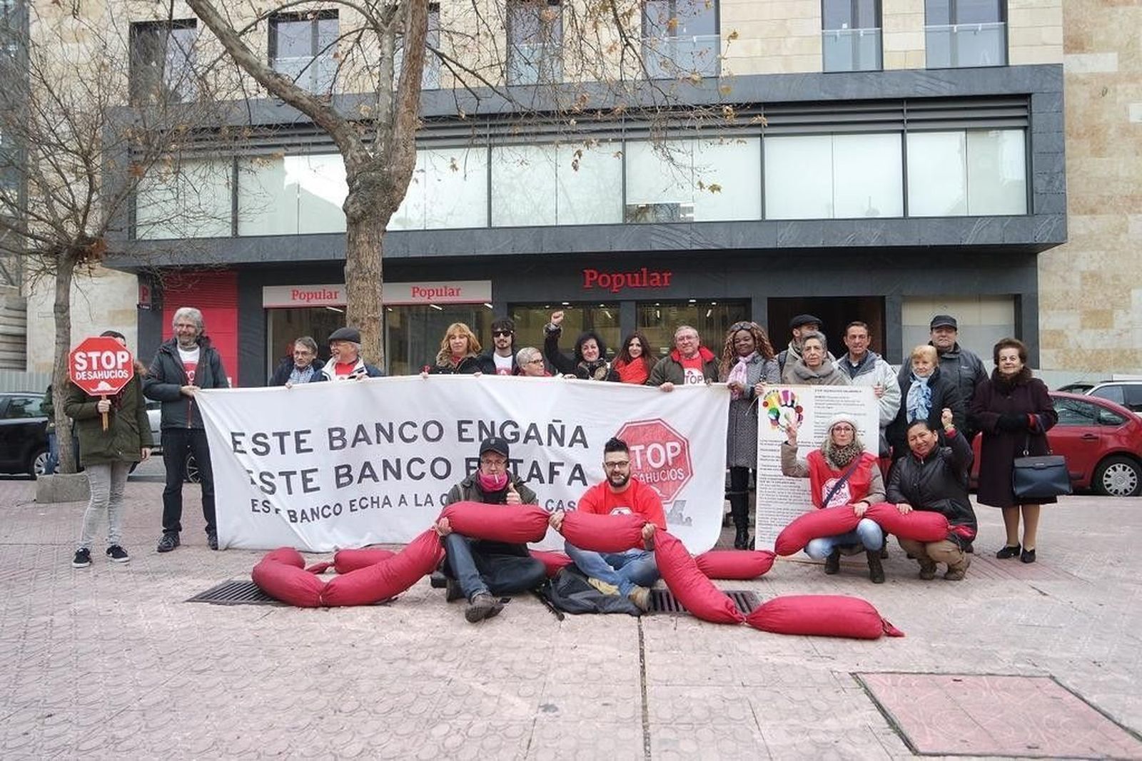 Stop Desahucios obliga a recular al Banco Popular para no ejecutar desahucios mientras haya negociaciones Stop Desahucios obliga a recular al Banco Popular para no ejecutar desahucios mientras haya negociaciones