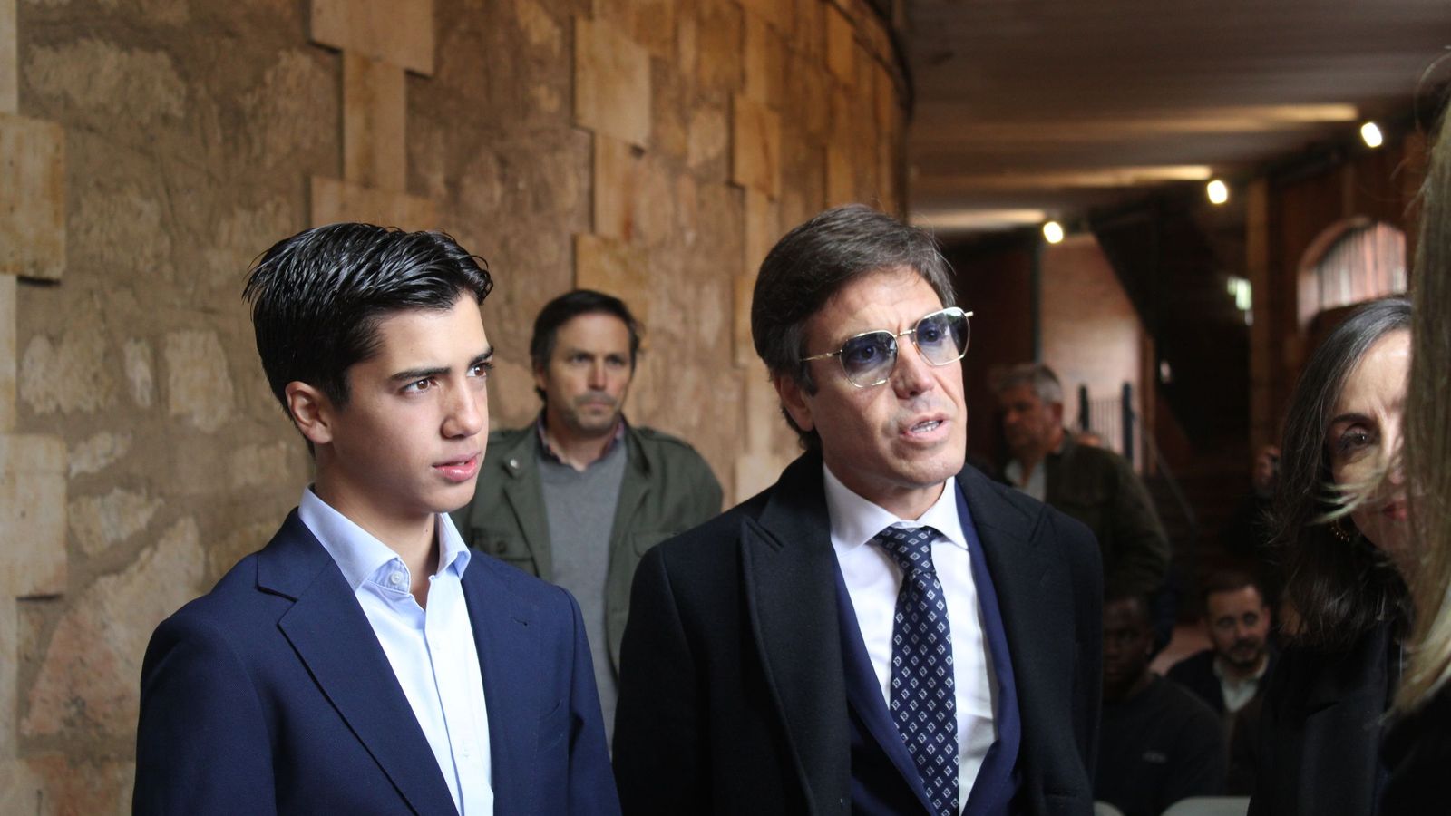 Marco Pérez junto a Antonio barrera descubriendo el cartel para la II edición de la corrida por San Juan de Sahagún